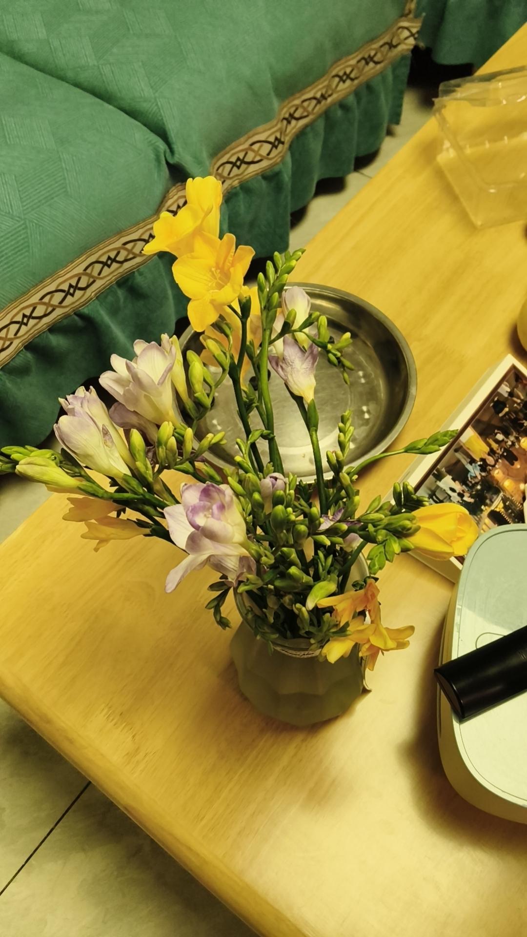 我是8月初报到的，那时候正值暑假，校园是鸦鹊无声。我背着蚊帐来到单位，是一位看门