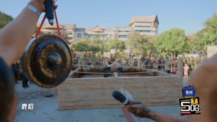 鹿晗泥潭摔跤被秒杀鹿晗摔跤秒被KO哈哈哈哈哈最好笑的是陈赫低了个头的功夫鹿晗就被