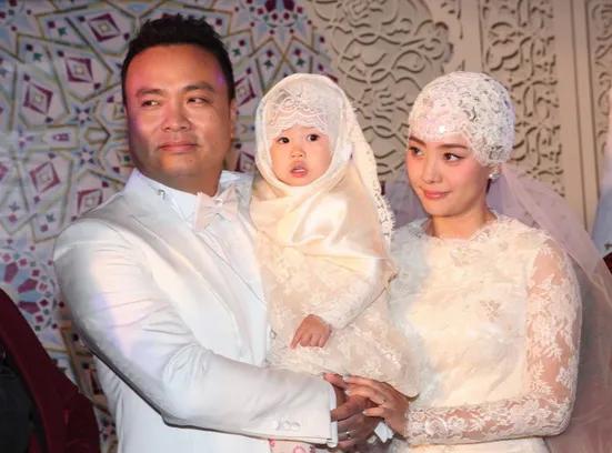 2013年10月，刘园媛与大12岁离异的沙桐在北京补办婚礼，快2岁的女儿也一同出