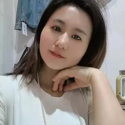 简约风穿搭指南，白色上衣搭配牛仔裤，清新自然简约穿搭牛仔裤白色长裤穿搭简约白