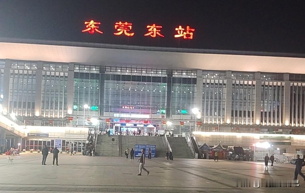 去东莞火车东站对面的常平东站站前广场转了转，好家伙，那躺平挂壁的流浪大神可真不少