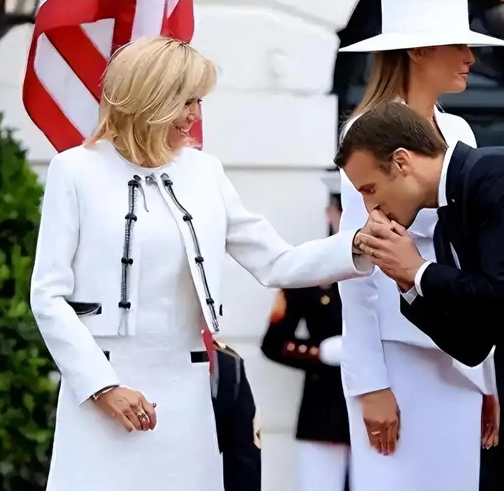 马克龙这趟成都之旅。直接把熊猫也定下来了！中法建交也已确定！熊猫很可爱。