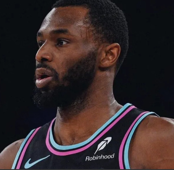 据美记EvanSidery报道，热火正在兜售安德鲁-威金斯，以换取首轮选秀权，