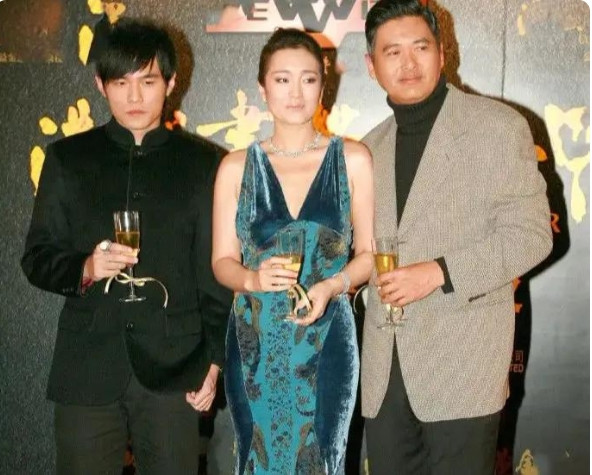 当年，张艺谋拿出4000万邀请周润发主演《满城尽带黄金甲》。周润发提了个条件：“