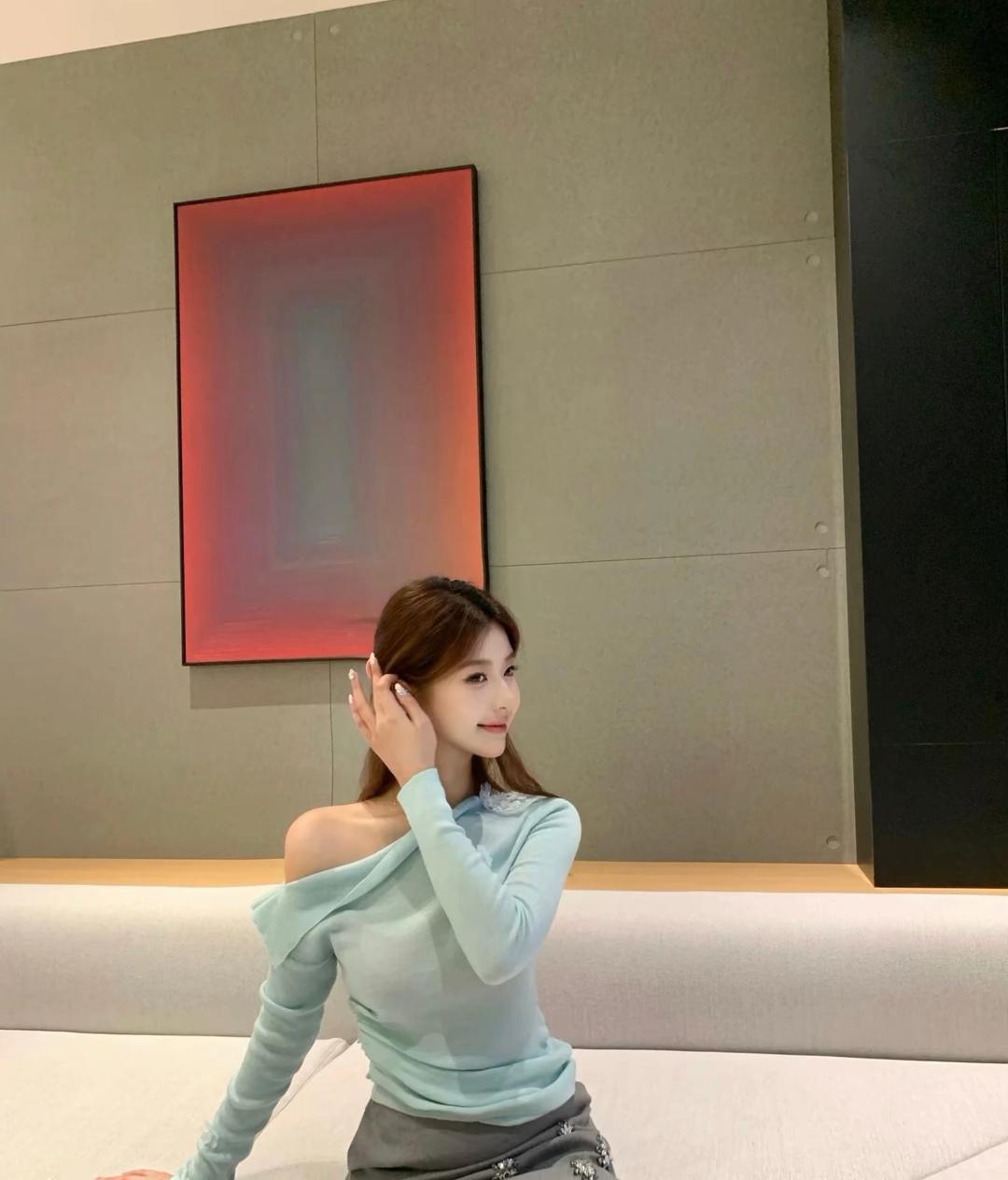 优雅气质，浅蓝露肩上衣搭配灰色短裙，尽显时尚魅力！