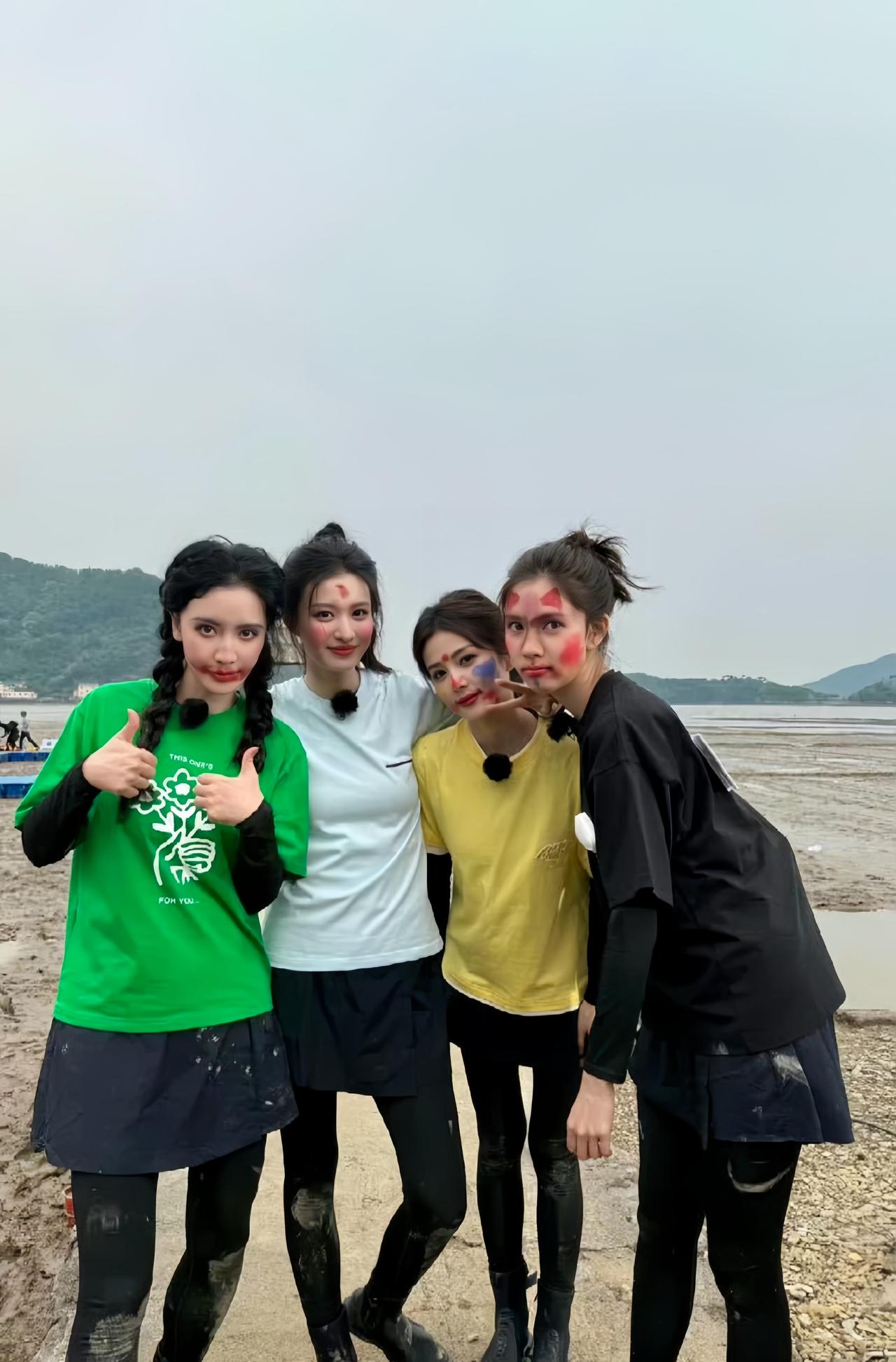 四位大美女合影，白鹿真的好瘦，腿那么细，真想她多吃点饭，多拍点戏，嘻嘻。好喜