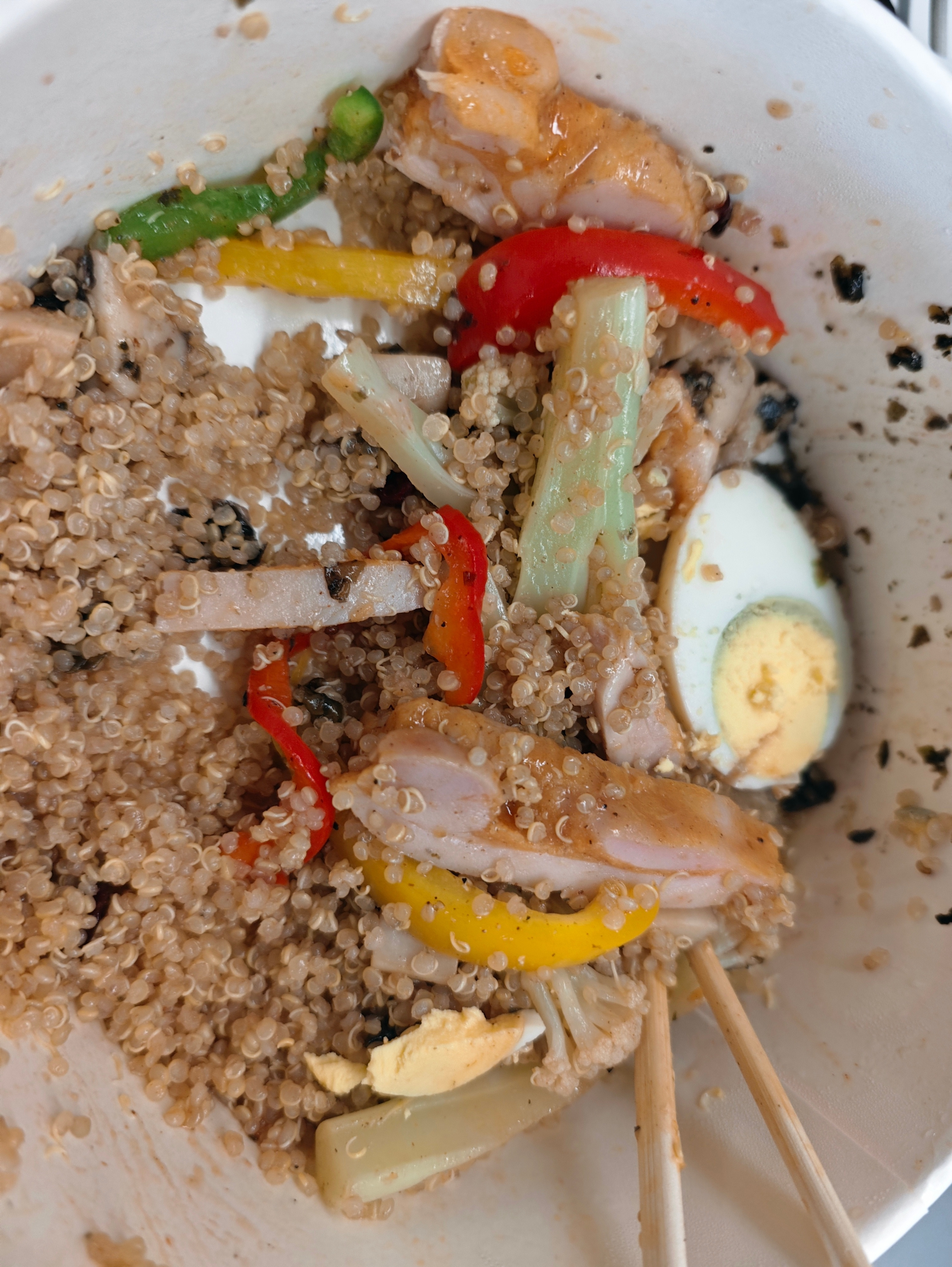 今天点了个健身餐，配的是纯藜麦饭第一次吃纯的藜麦饭，口感好怪异。