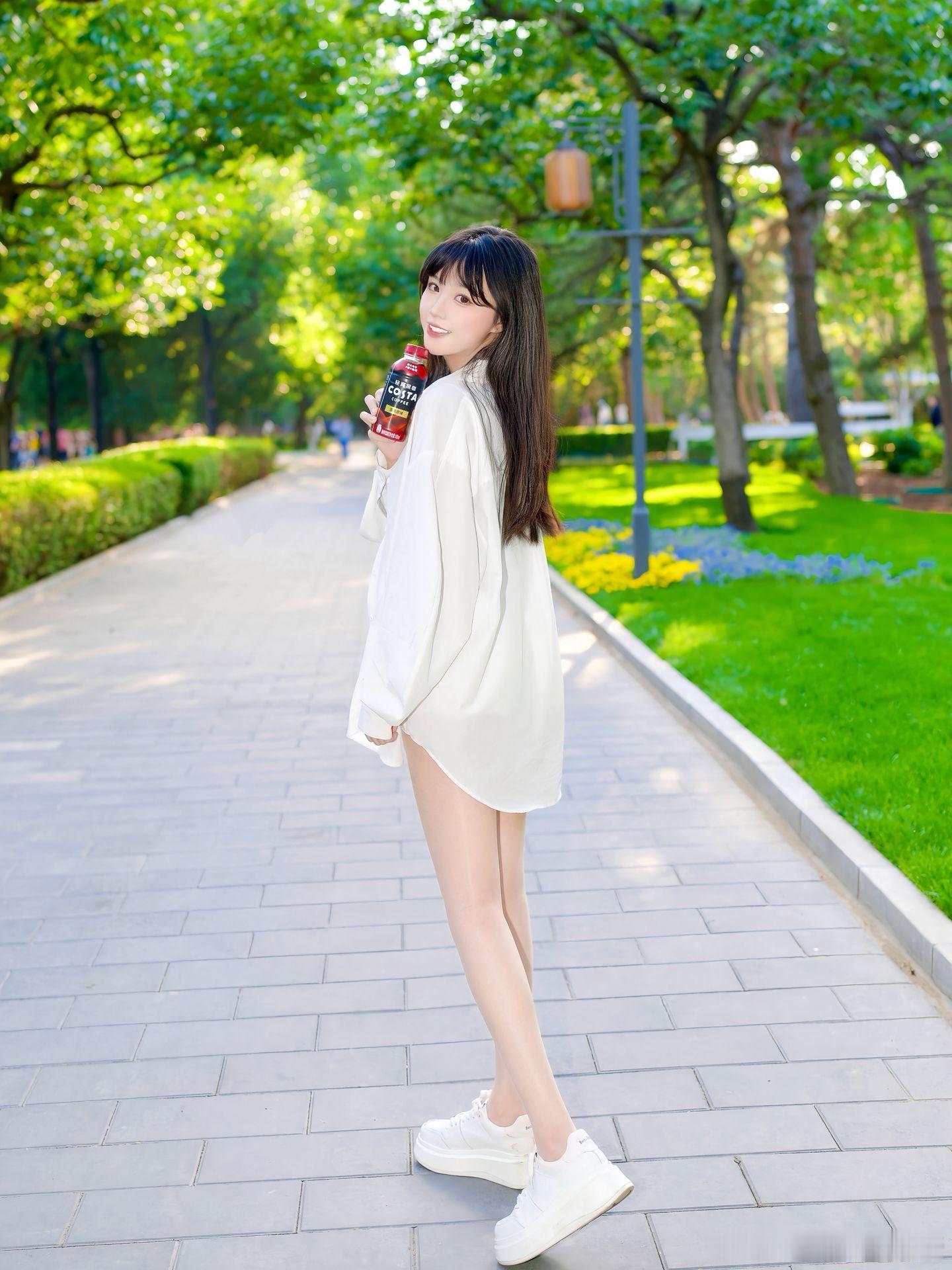 超薄丝袜搭配运动鞋，热裤辣妹长发飘飘，感性又火辣～​​​