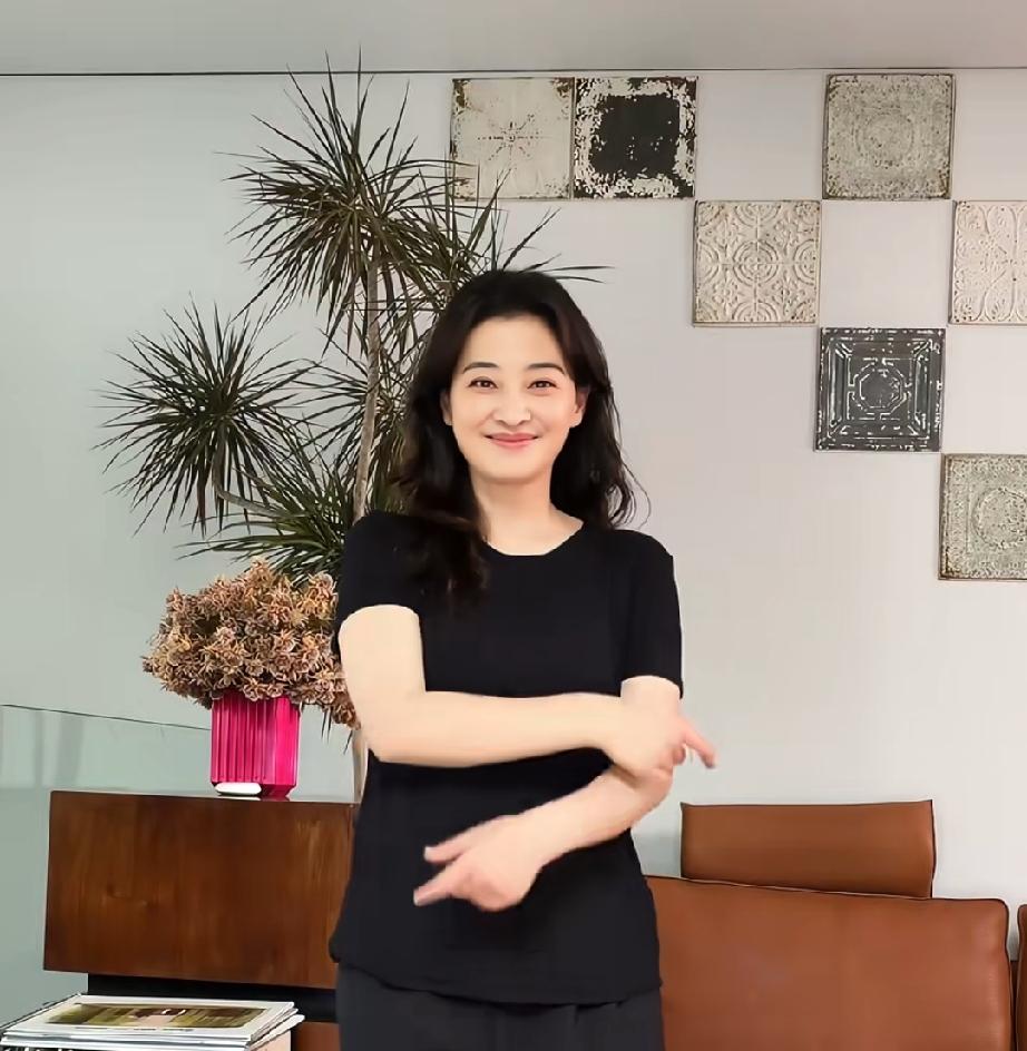 梅婷一家六口还真是全员爱运动，她51岁坚持慢跑，还迷上了拳击，保养得像四十出头，