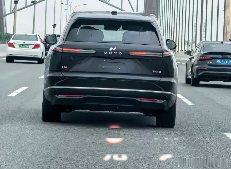 今天在路上看到了乐道L90，这外观看着也挺普通啊？​​​