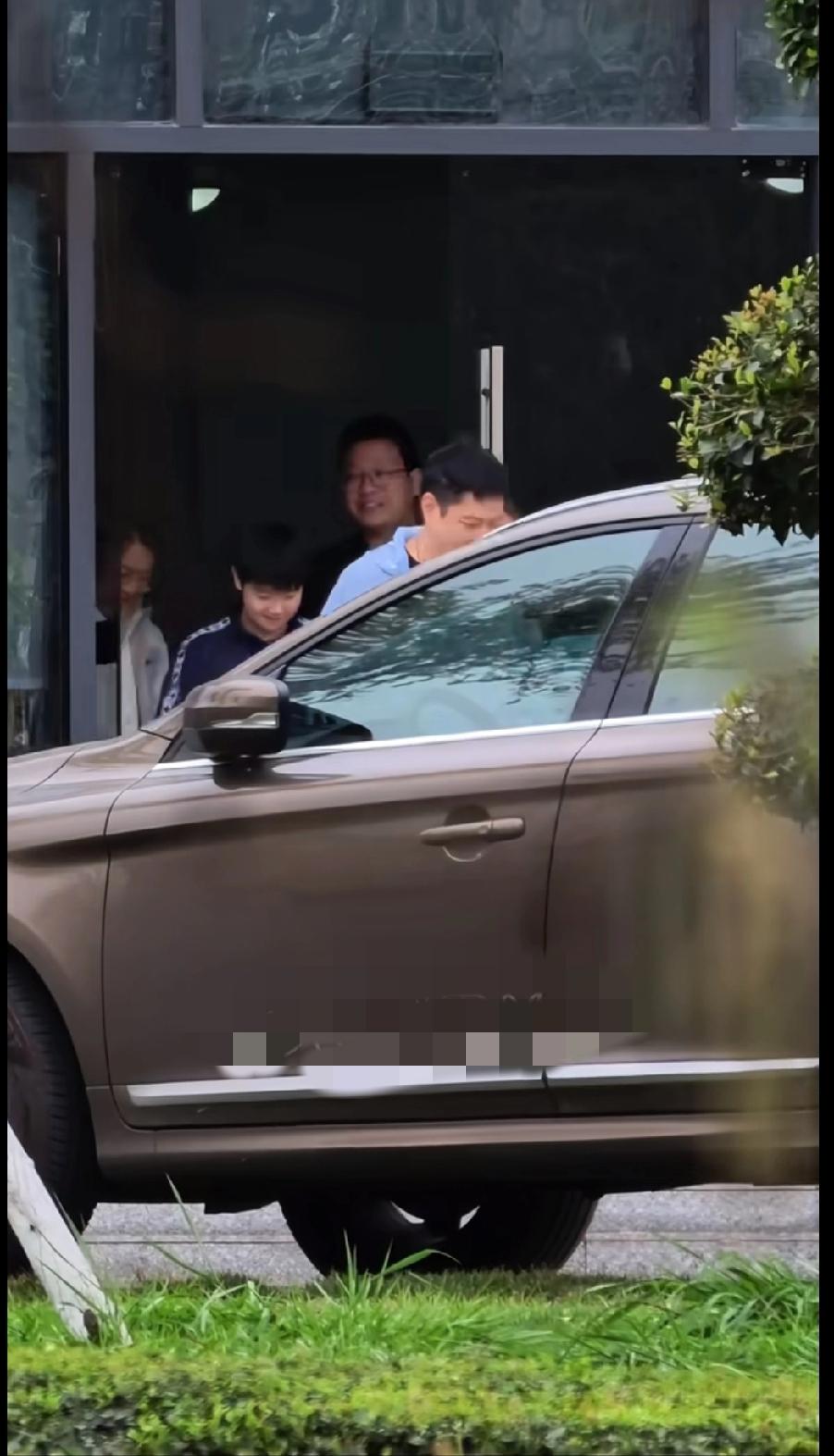 刷到莎莎小分队！这熟悉的路线太有安全感啦今天刷到莎莎小分队出训练馆啦，开心