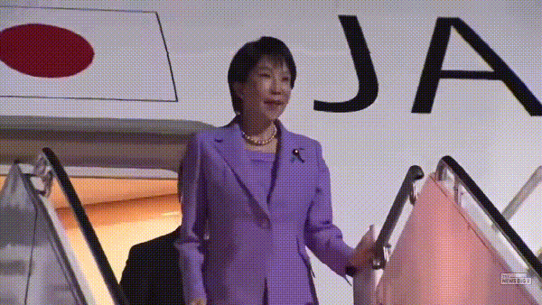 要不怎么说“日本人会讲故事”呢，这次高市早苗访美，根本没有热情的接机、她在镜头前