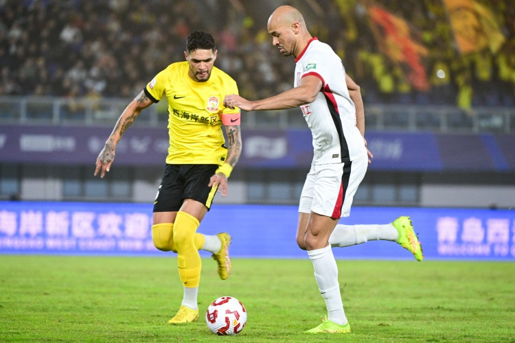 记者: 山东泰山报价西海岸中卫里切利, 面临维多利亚等队竞争