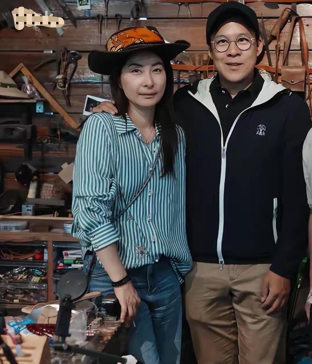 霍启刚一家七口跑去新疆自驾游，画面太温馨了！郭晶晶全程素颜出镜，条纹衬衫加牛仔裤