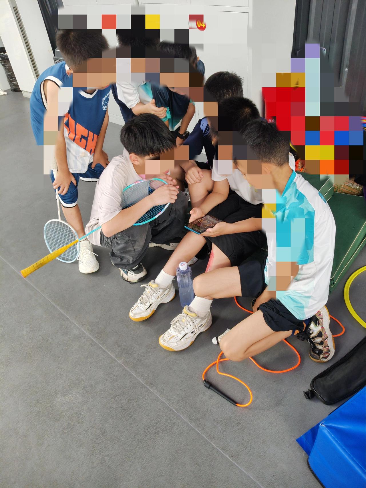 一部手机就可以毁掉一群孩子！再不禁止手机我们的下一代就要毁掉了！下午准备到羽