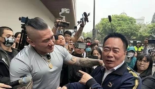 台湾地区两大在党要员柯文哲与蔡正元，在同一天内相继遭遇重大司法打击——柯文哲被判