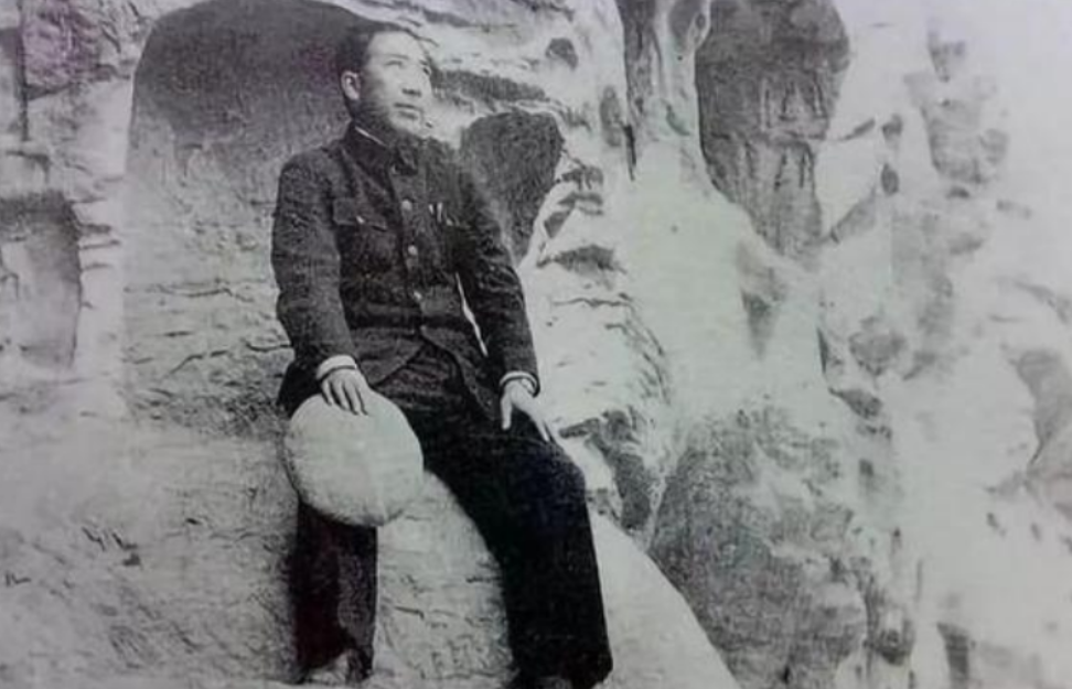 1940年的一天深夜，戴笠辗转反侧睡不着觉，他按捺不住，突然想起新来的漂亮女秘书