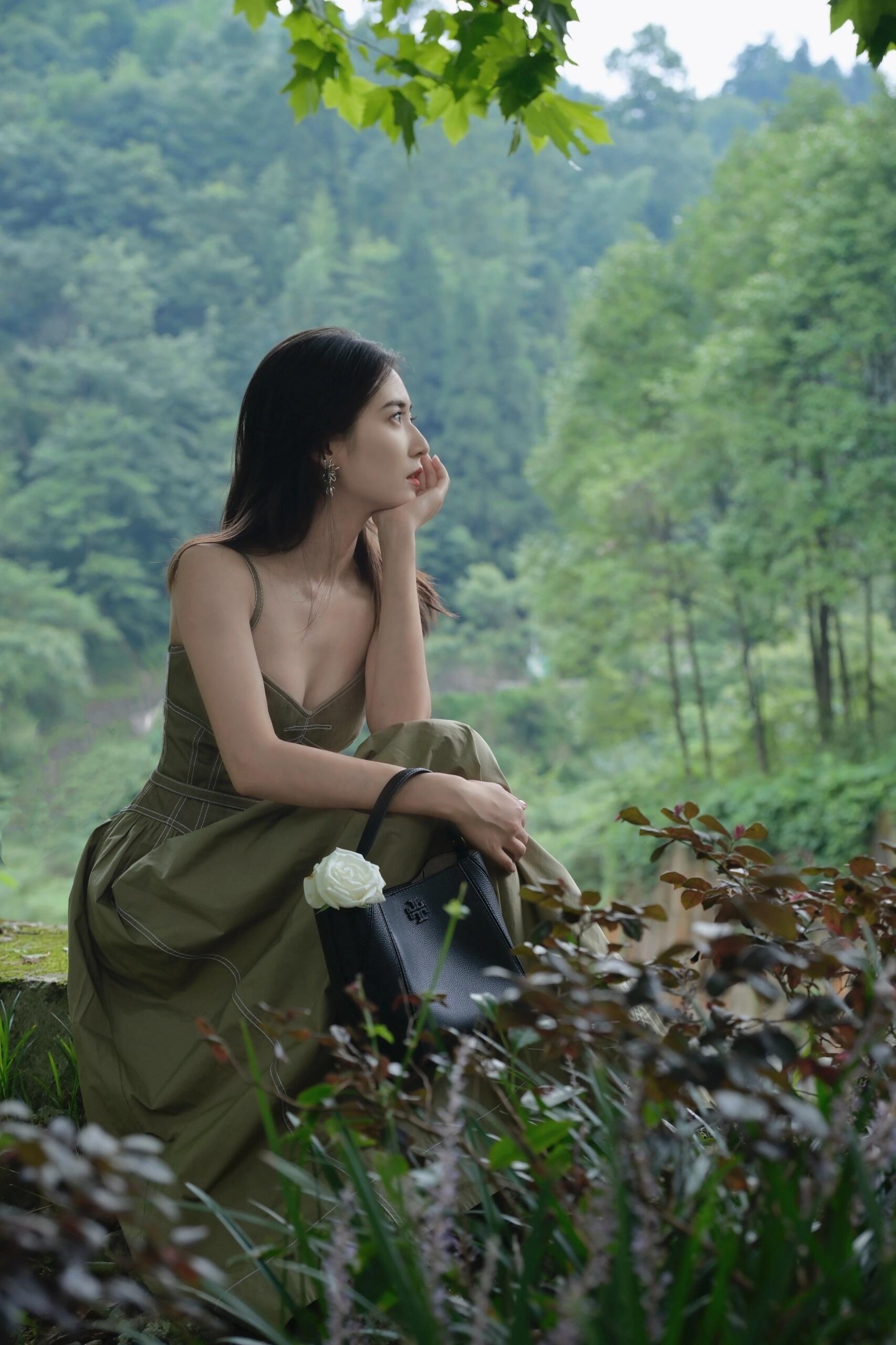陈钰琪长发吊带裙，绿意迎秋，堕入花海​​​