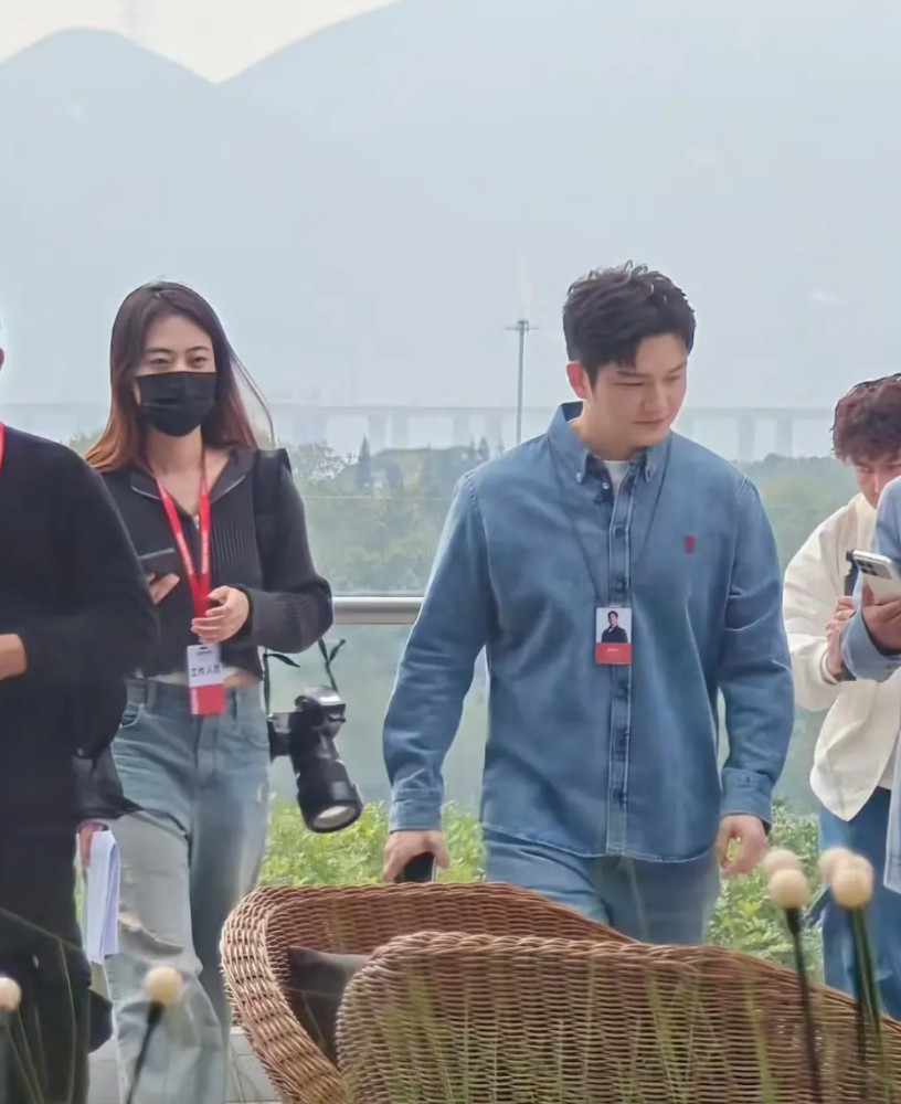 樊振东来了！樊振东来到小米大厦了。今天樊振东这个牛仔衬衫外套加牛仔裤系列太帅气了