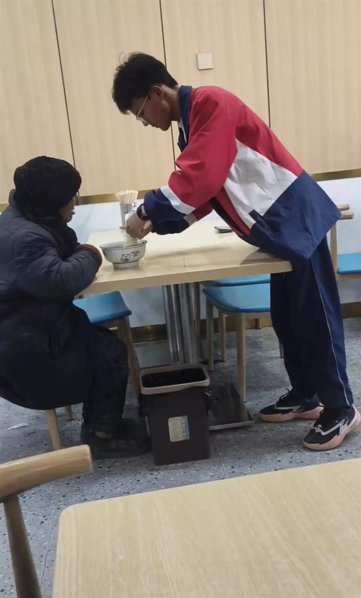 一碗面把一家小面馆变成了“德育教室”，一个顺手夹断面条的动作，让全网同时刷到“善