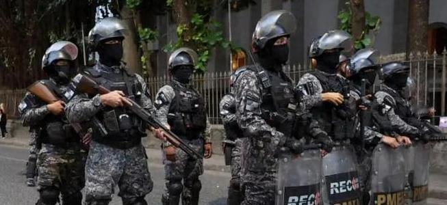 曾有很长一段时间，美国警队内部默认一条不成文的规矩，只要嫌疑人伤害过警员，抓捕时