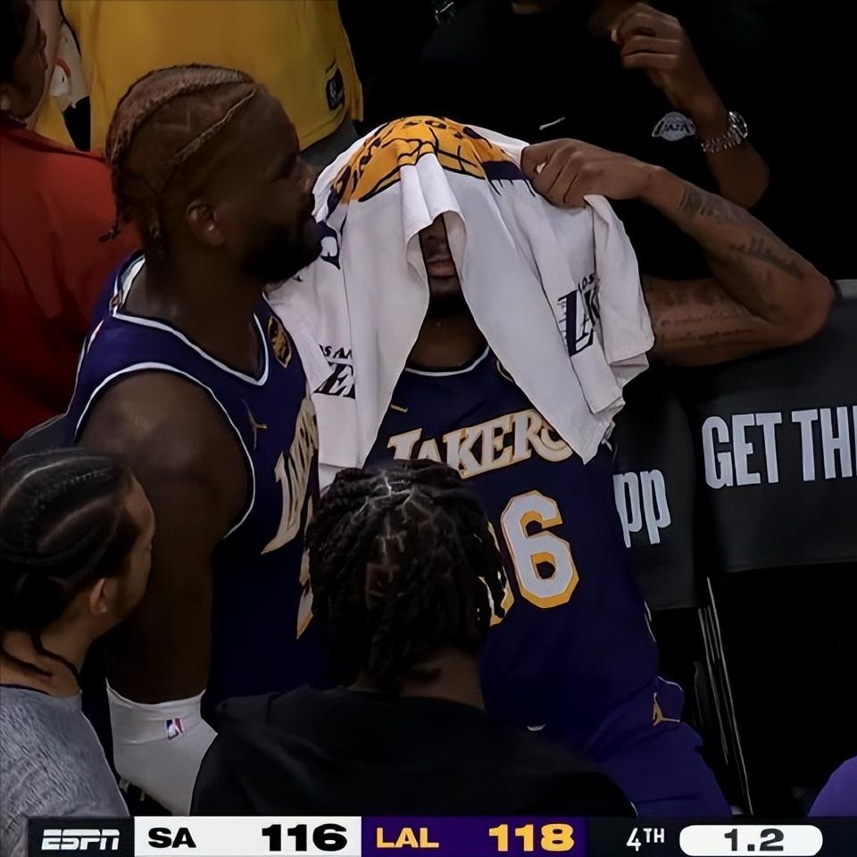 刚哥！斯玛特最后1.2秒发底线球踩线，送给了马刺绝平甚至绝杀的机会，暂停后，刚哥