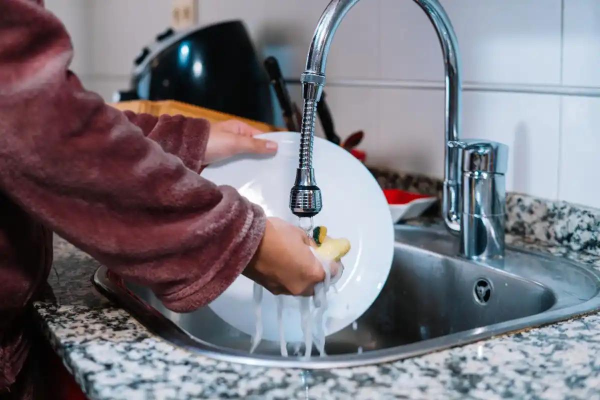 年龄越大越要少做家务？医生：60岁后，这4种家务做多了是在减寿 都说多做家务