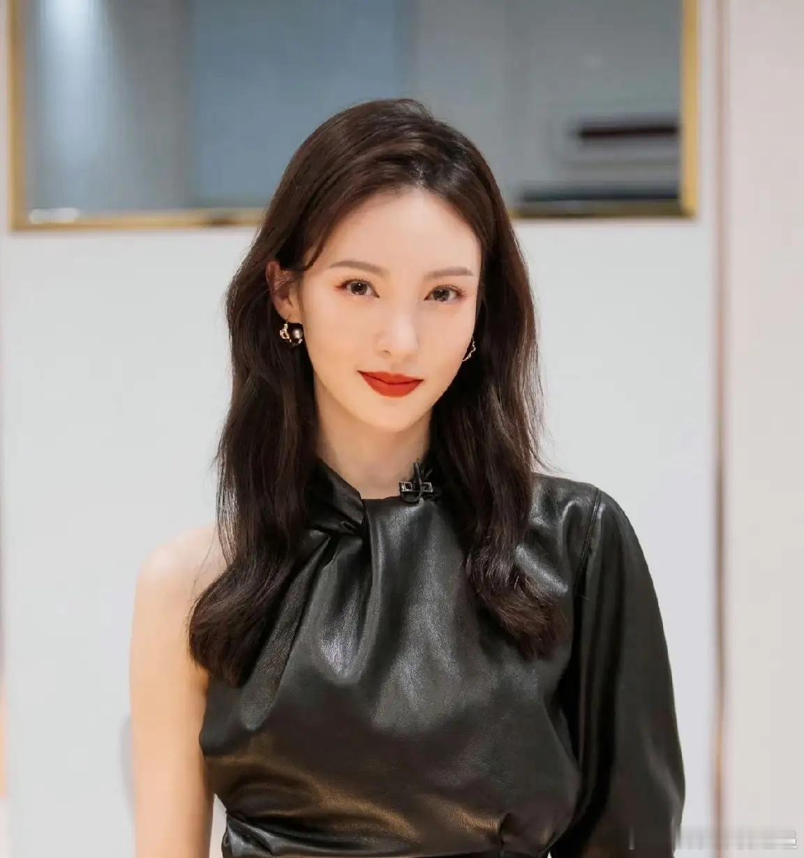 金晨，引发热议！9月7日晚，许久没有消息的金晨突然出来发声了，她坦言现在的自己不