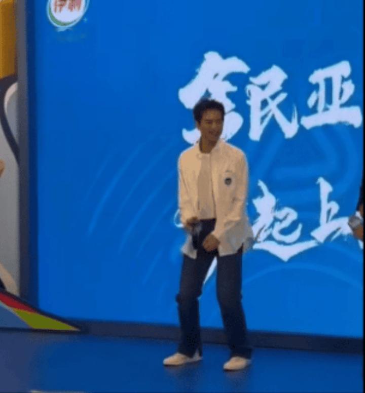 prada代言人李现lx李现日光透过叶隙洒下碎金，像岁月悄悄的馈赠，你只管捧