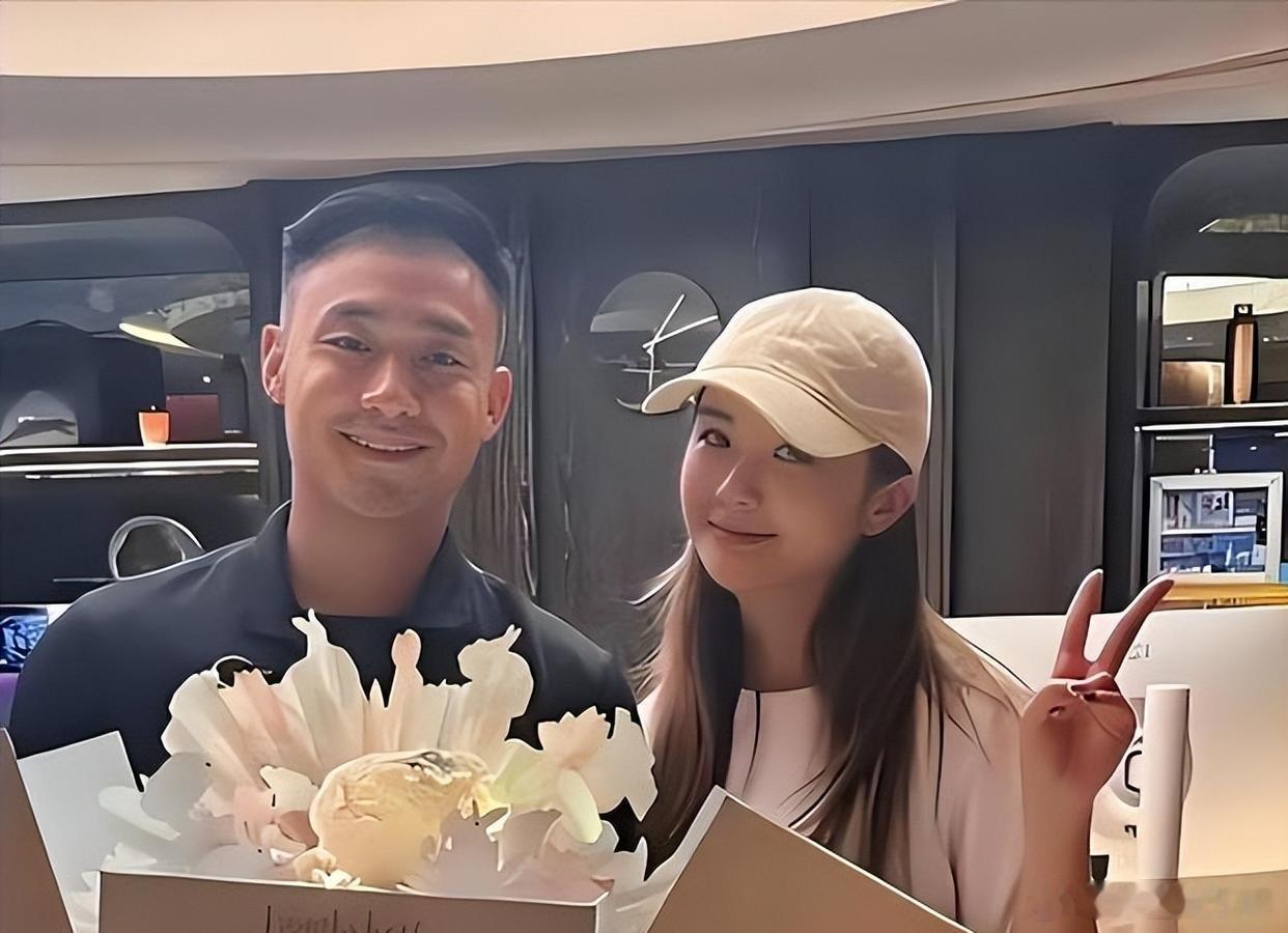43岁蔡卓妍活动生图小腹微隆孕味藏不住，网友翻出7年前冻卵20颗细节：嫁对人连身体都松弛了​