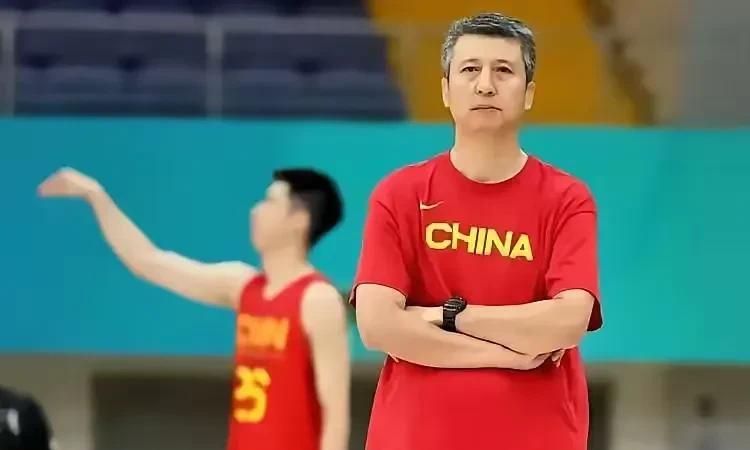 中国男篮缺少了一整套主力：曾凡博，张镇麟，崔永熙，杨瀚森，周琦，两大内线，三个大