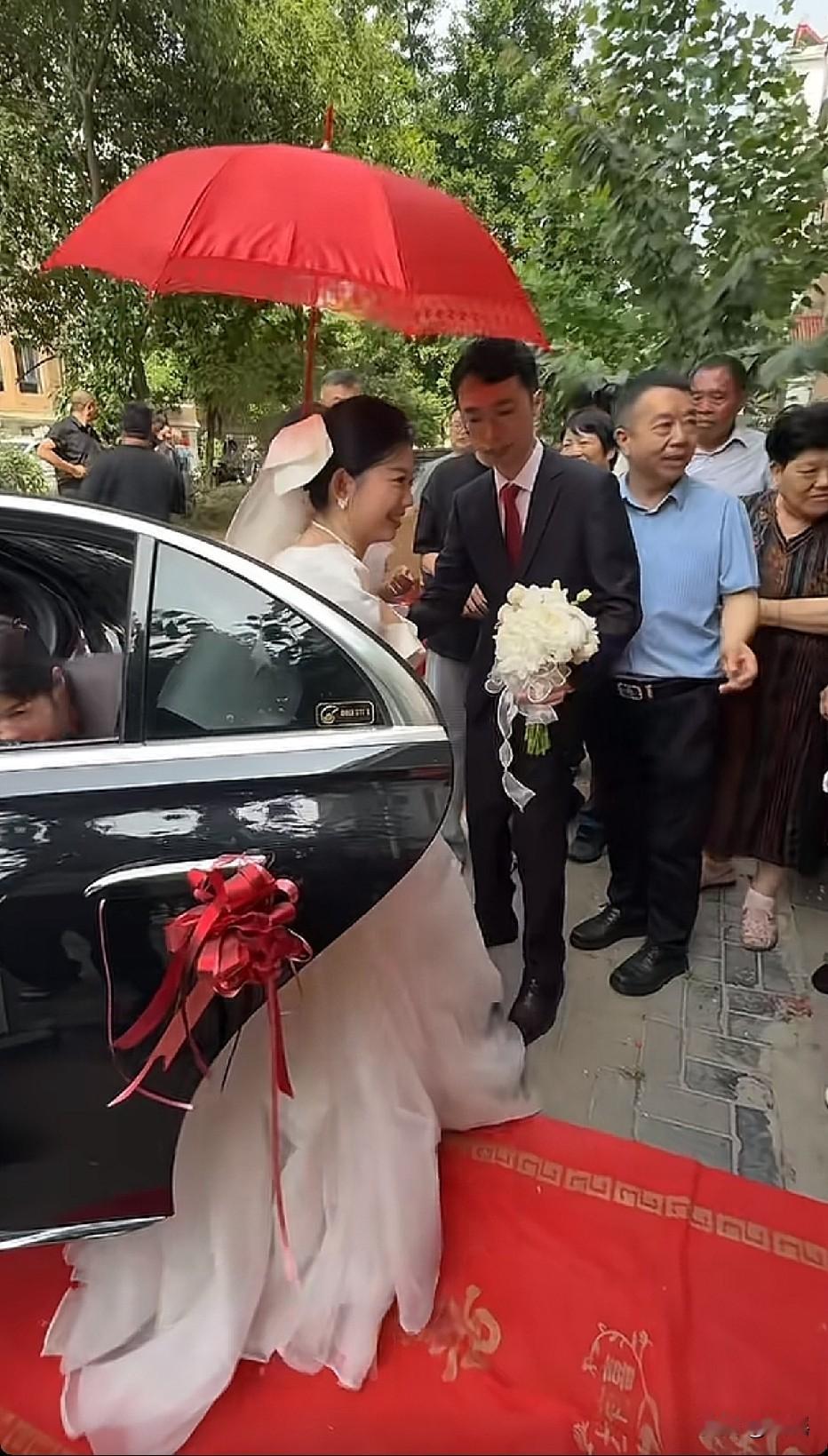 这个女的看上去就是旺夫的那种！面带笑容那么实在[赞]