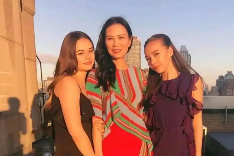 94岁默多克家族遗产争夺落幕，邓文迪的两个女儿——24岁的格蕾丝与22岁的克洛伊