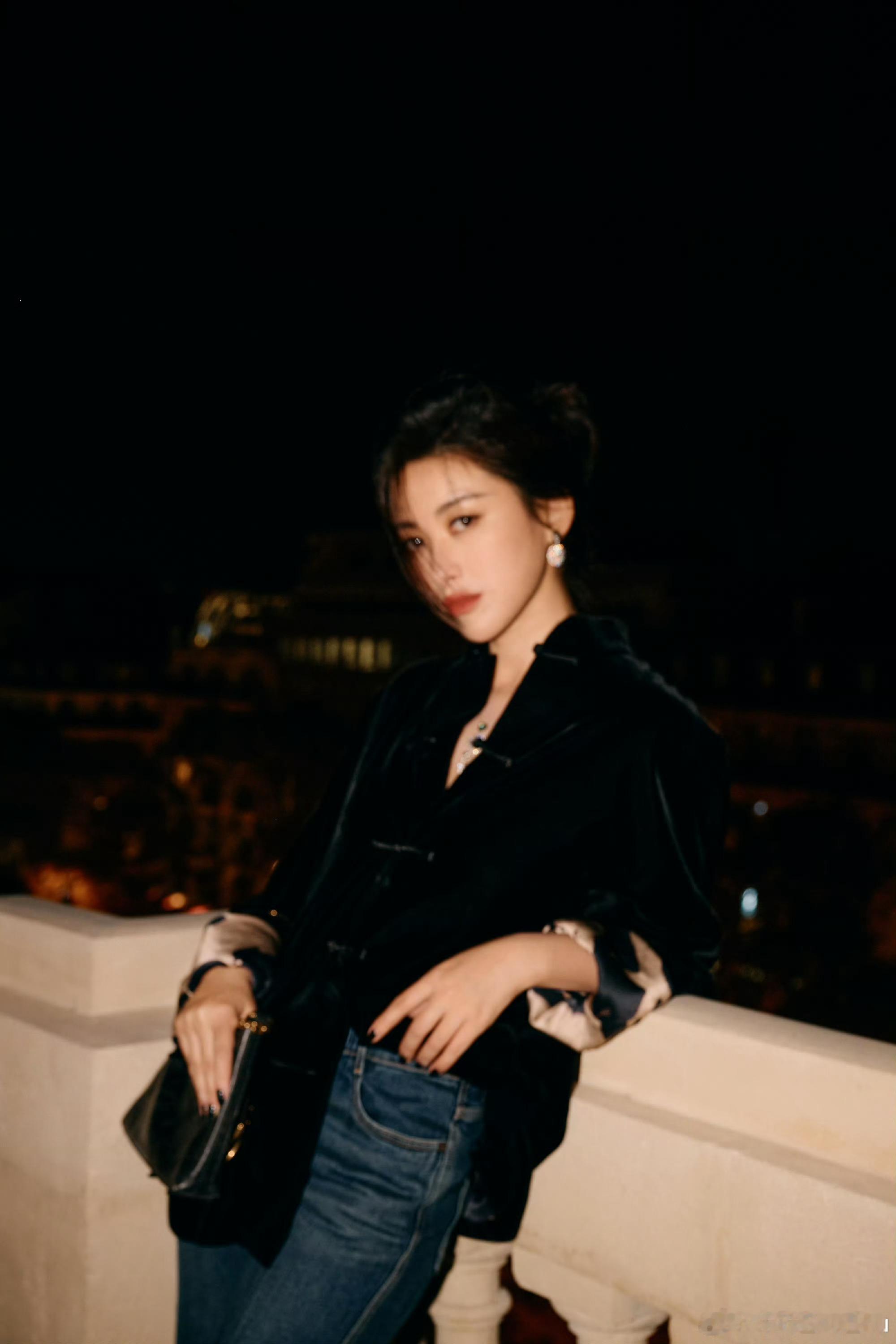 朱珠内娱收藏主理人朱珠堪称内娱收藏级美人，骨子里自带高级审美，黄沙配她氛围感