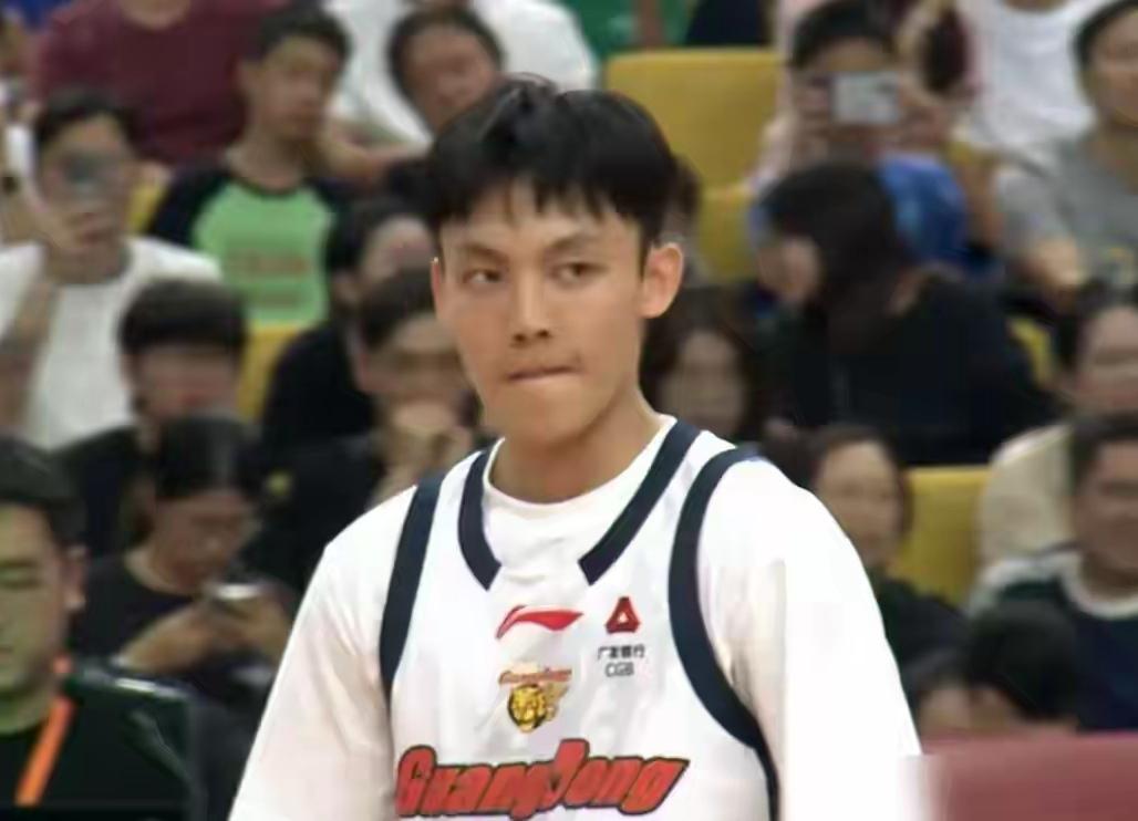 球场高智商！徐杰主动减少单打，用传球驱动团队进攻热身赛赛场，徐杰展现出成熟