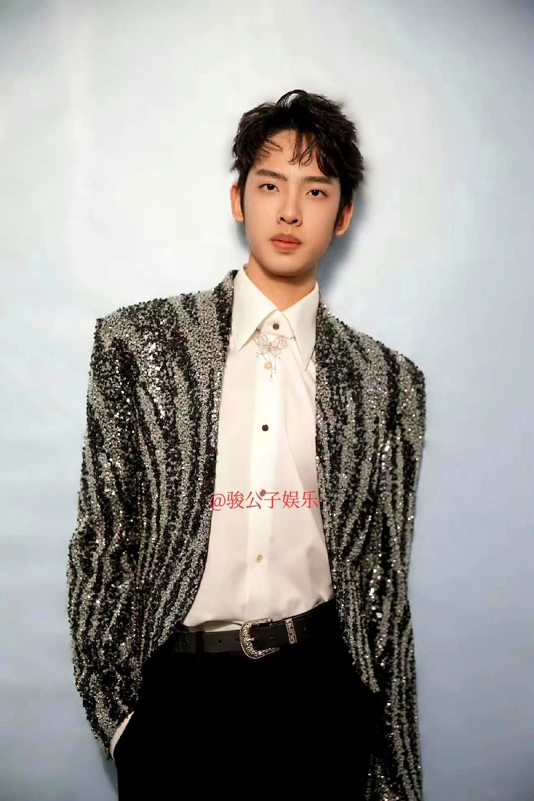 儿子16岁生日，程莉莎又晒出了他的照片，明显变帅了不少。小时候网友调侃郭