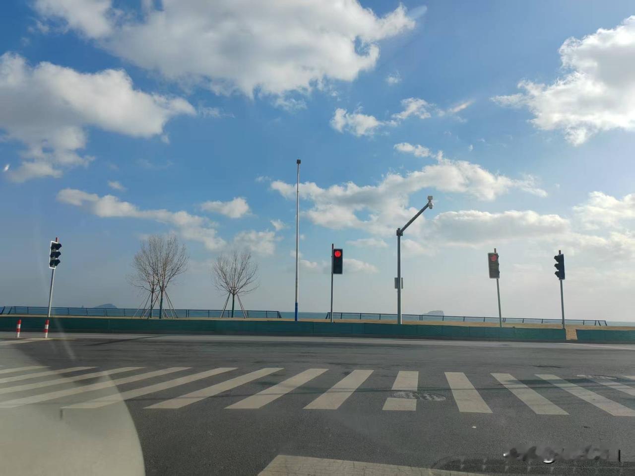 在单位里，是不是领导说一，你不敢说二？领导让你往东，你绝不敢往西。每天勤勤恳恳，