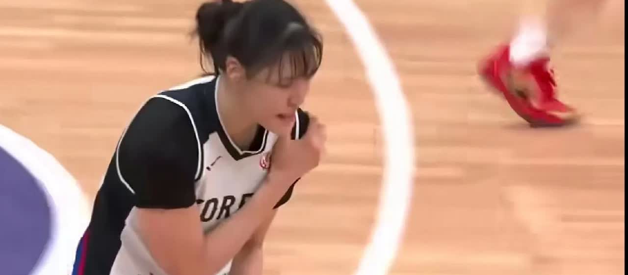 我是一直没有明白，韩国中锋朴智秀明显是用右手去防张子宇的，要受伤也是右肩膀啊，怎