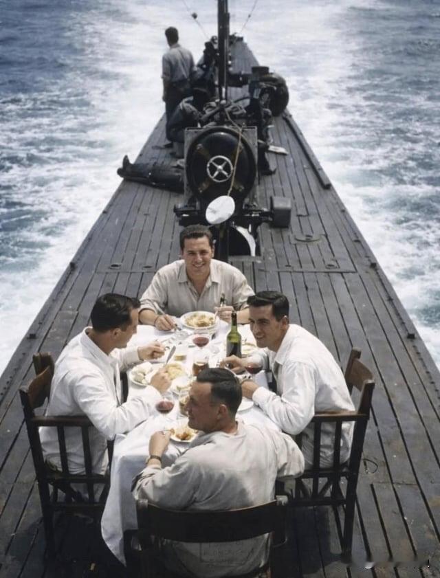 二战意大利海军潜艇兵在潜艇甲板上享用午餐，除了意大利面，还有红酒。还得是意大利人