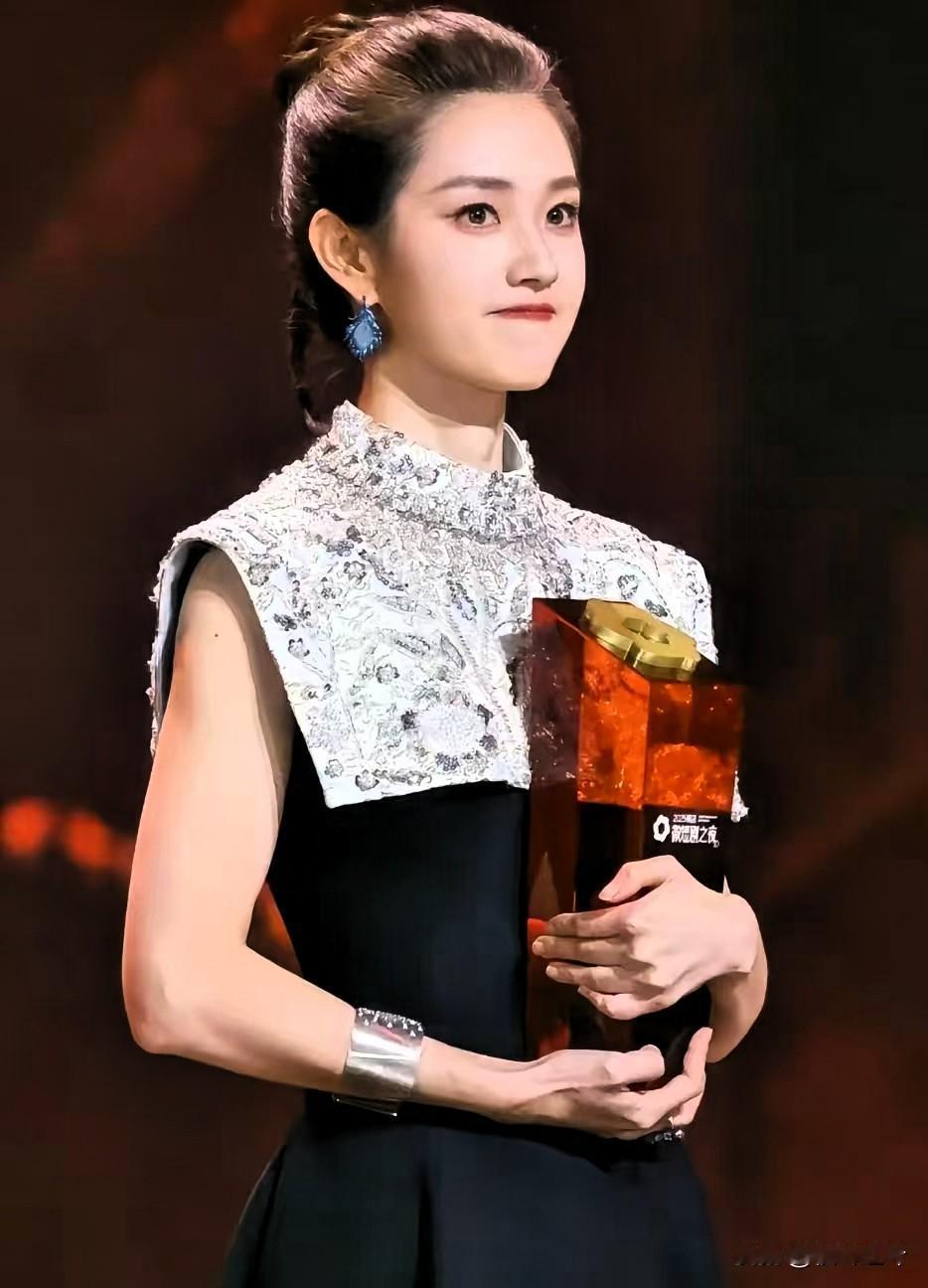 我敢说大家肯定早就发现了郭宇欣有一个特别严重的问题那就是她怎么什么角色都能