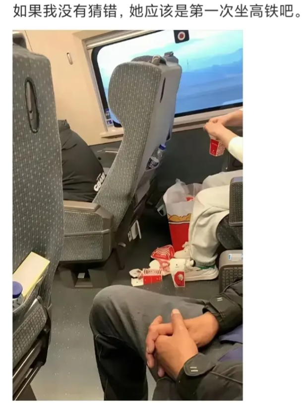 如果我没有猜错，她应该第一次坐高铁吧