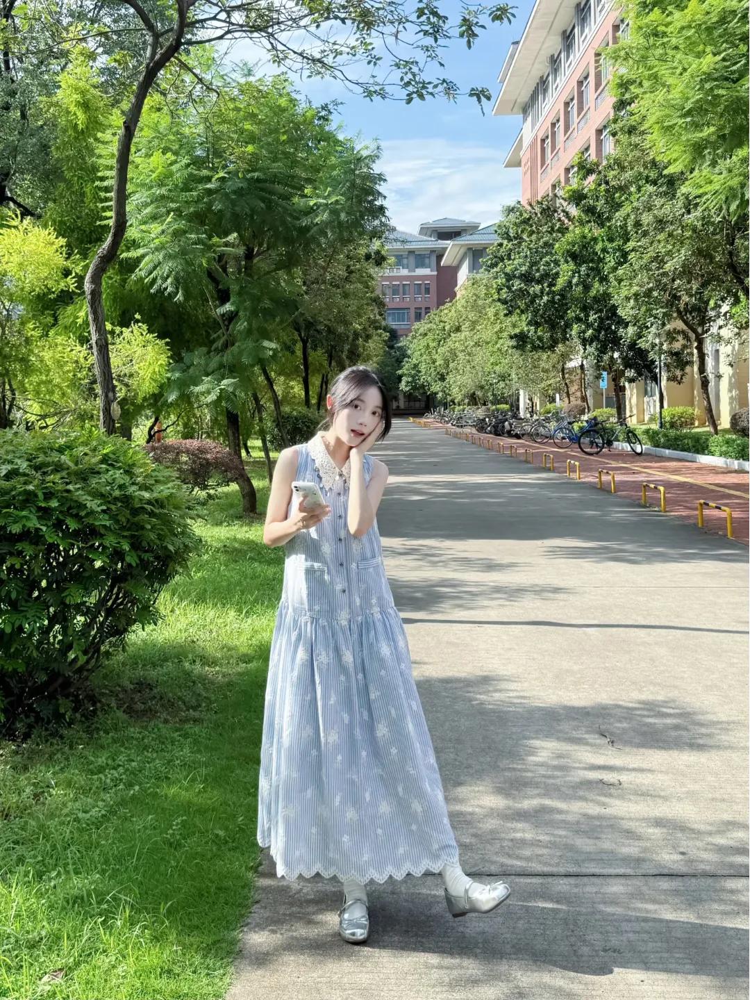 绿树阴中人影长，轻纱裙下步履轻。