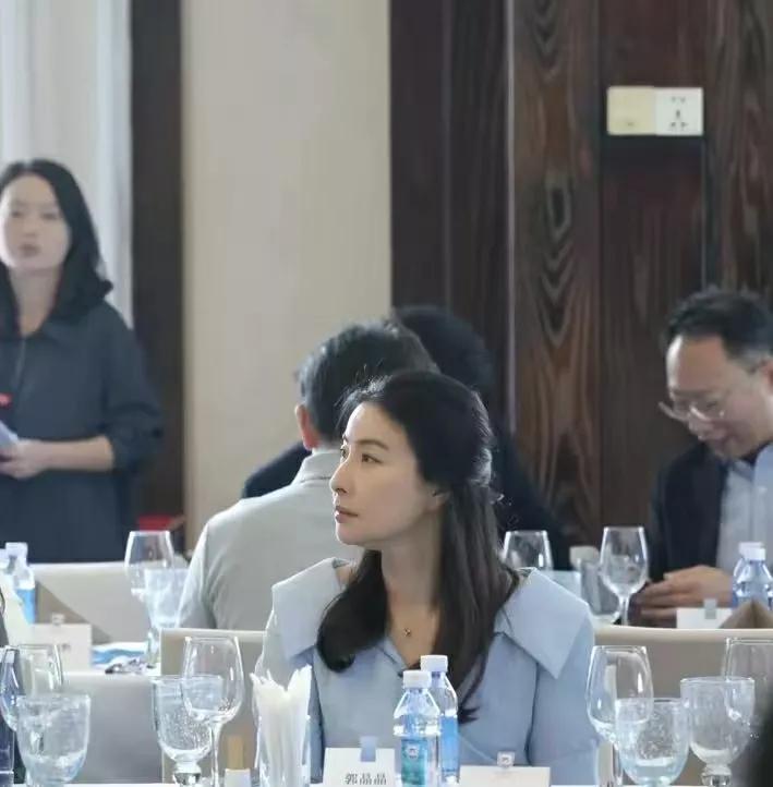 郭晶晶南沙游艇会穿蓝色公主裙独自惊艳亮相，尽显主母风范5月的南沙湾，海风轻柔