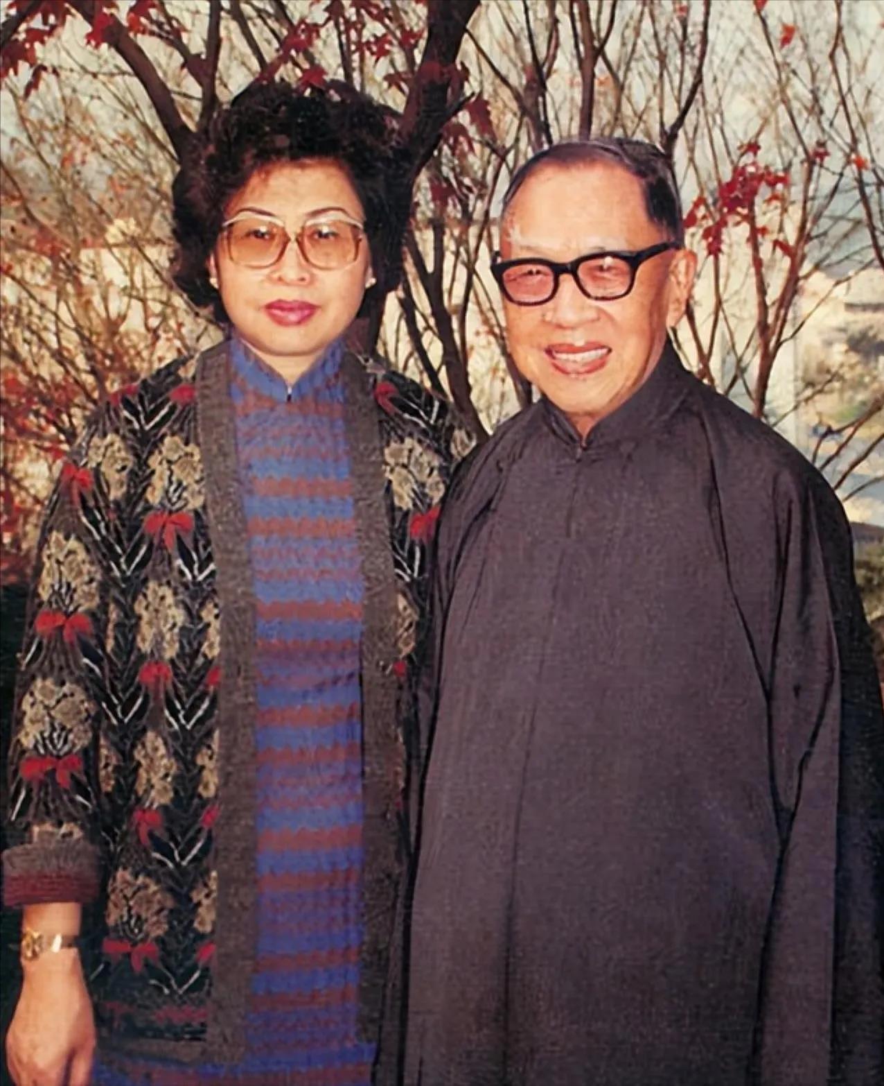 1956年，国学大师钱穆，61岁时三婚迎娶27岁胡美琦。新婚夜，他盯着如