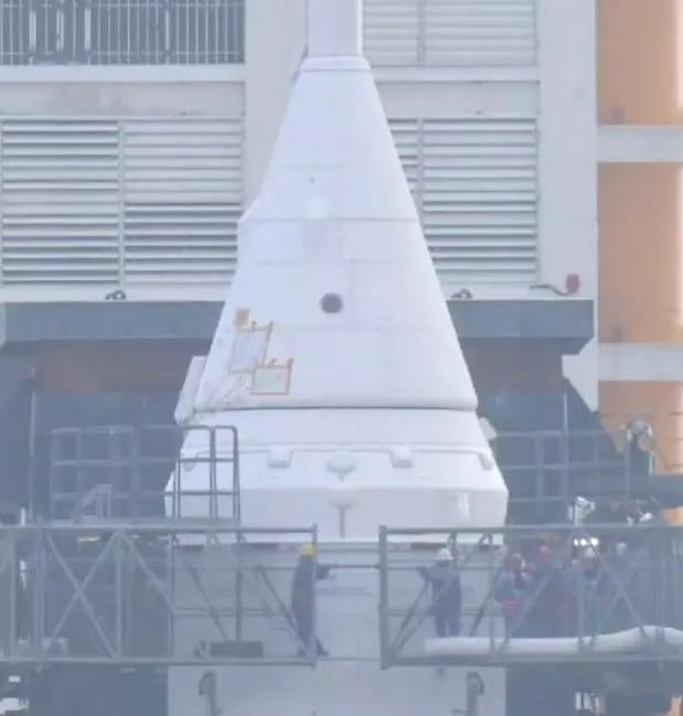 这回看清了，咱们的新飞船尺寸可真不小，小面包换豪华MPV了，而且是可以坐四人以上