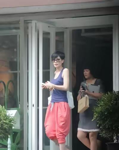 王菲才是“行走的衣架子”，15年前就穿得如此大方洋气……没有任何束缚，想穿什么