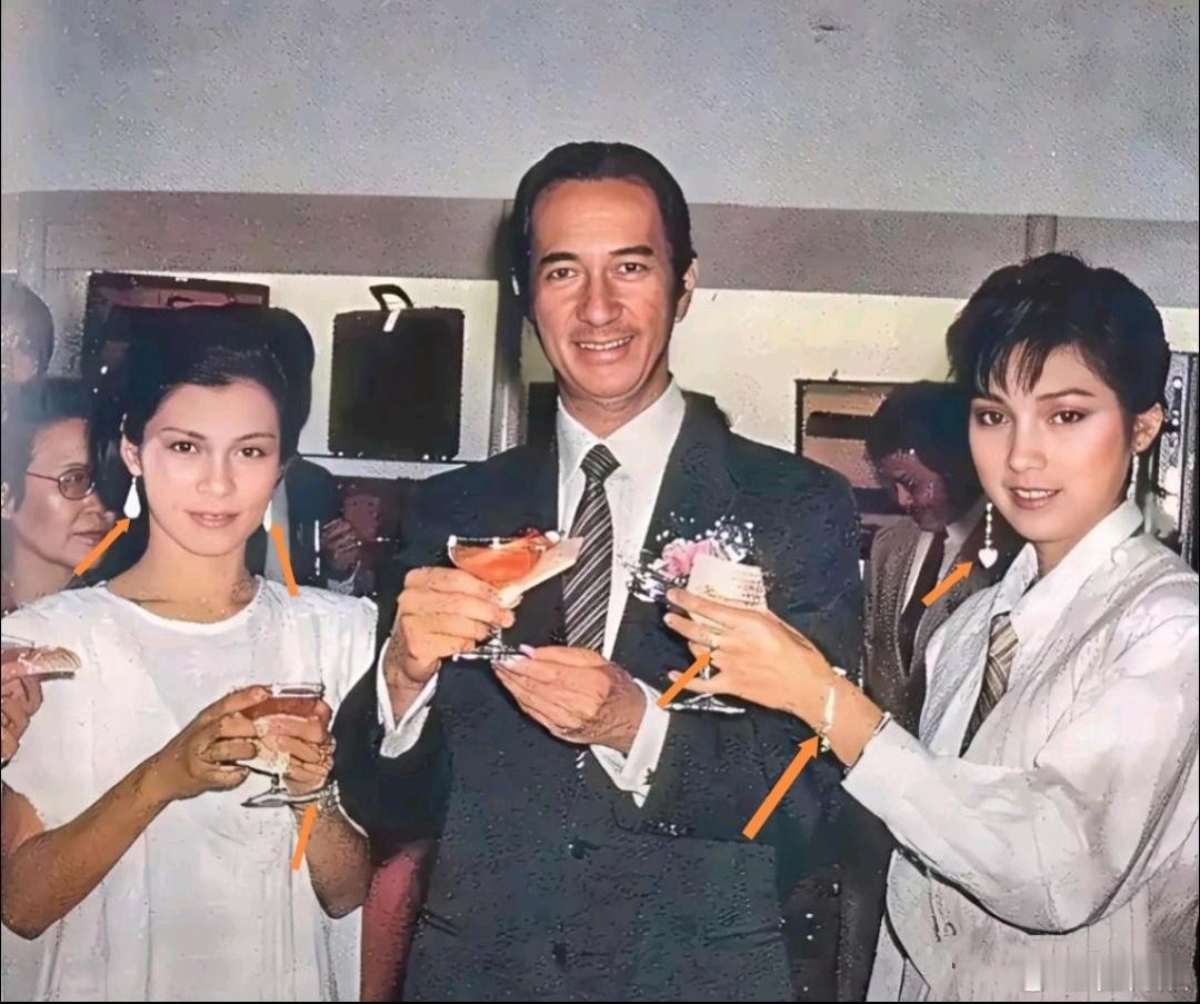翁美玲和戚美珍在香港娱乐圈的鼎盛时期，与澳门赌王何鸿燊举杯同框，那一幕至今让人津