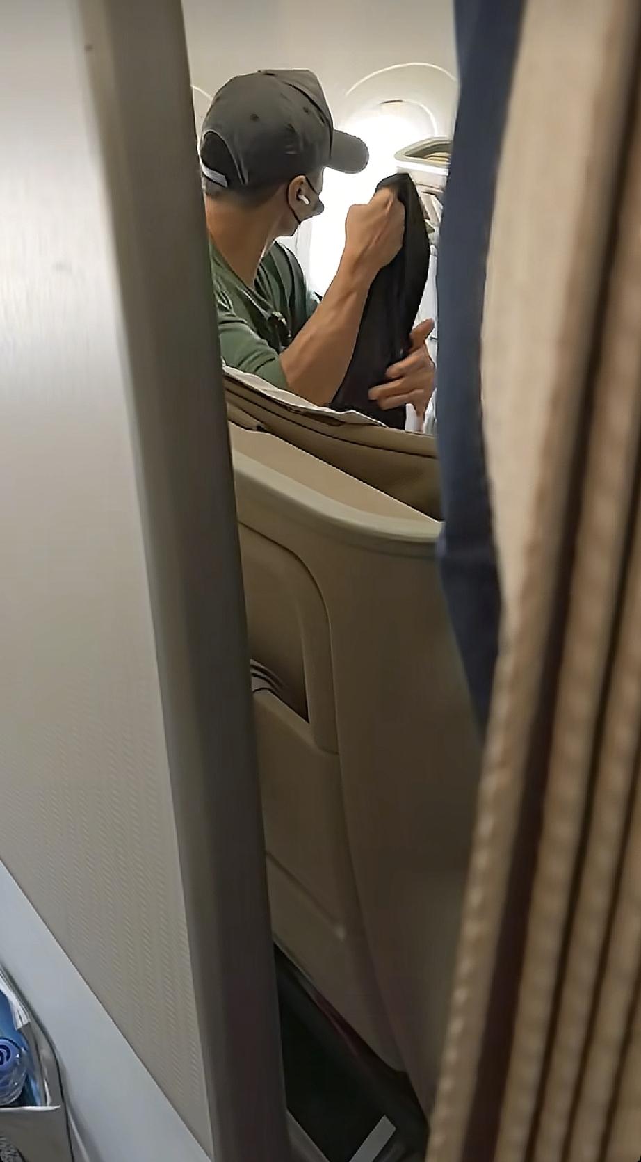 近日，谢霆锋在长沙录制完《一饭封神》后坐飞机回北京，网友猜测他回去第一时间去看王
