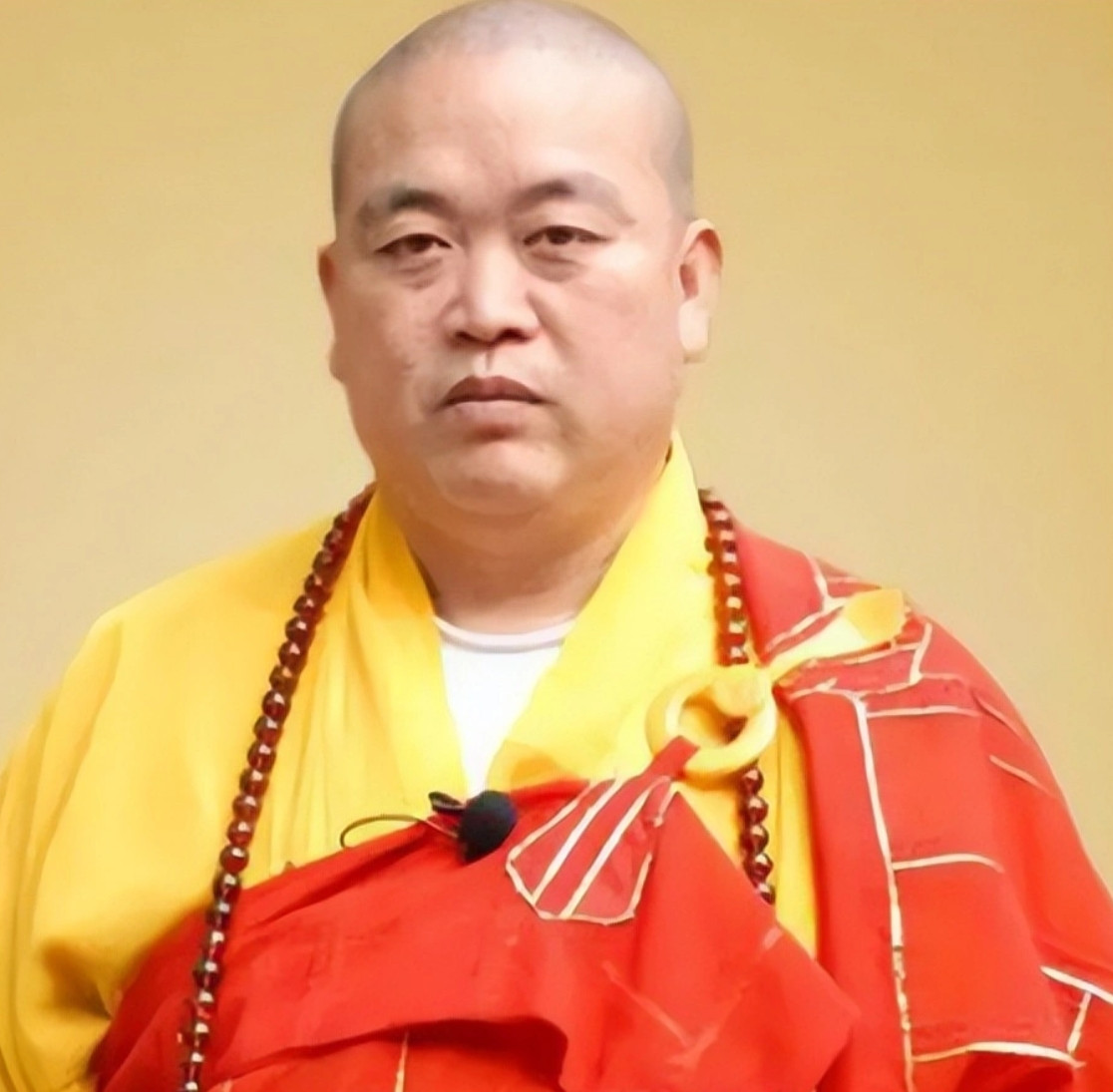 释永信犯的最大的错误。既不是贪财，也不是好色。他犯的最大的错误是把佛教几