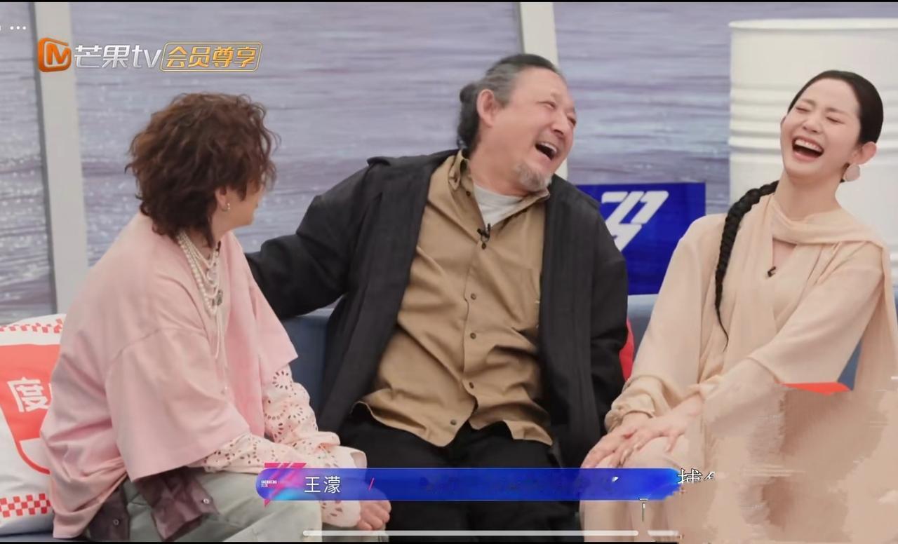 三宝老师和千百惠夫妻帮儿子公费追星王濛王濛在三宝老师家儿子小米的画上站了c位。